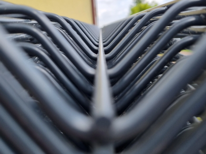 Przetłoczenie w panelu ogrodzeniowym